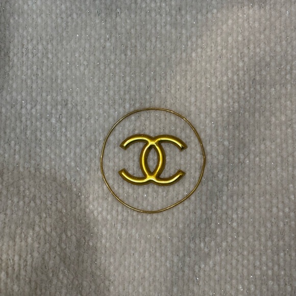 CHANEL Cream Wool Tote with Gold Logo - Picture 3 of 6